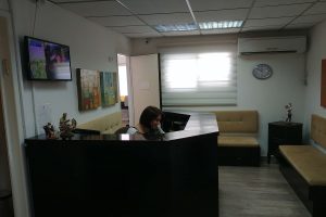 פקידת קבלה במרפאת שיניים בראשון לציון דנטאור