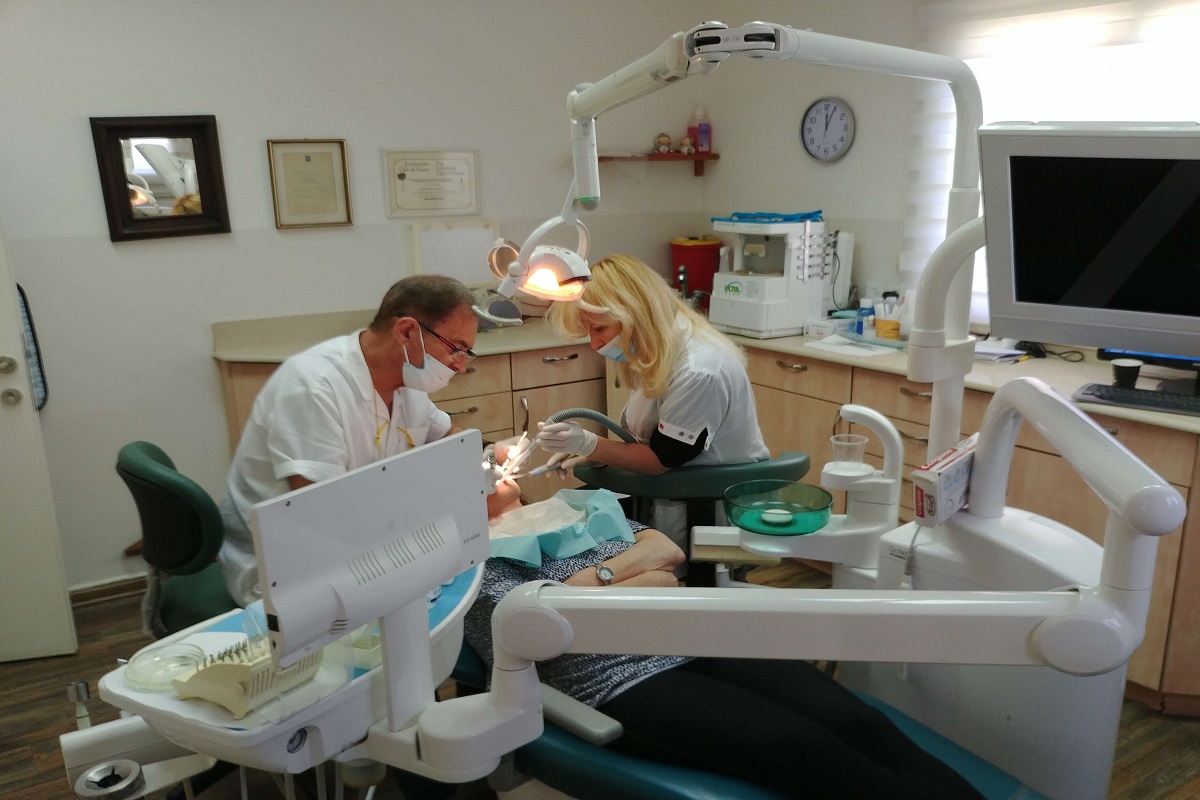 ד"ר מייק ברנשטיין בעת עקירת שן בינה כלואה