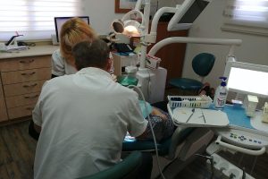 רופא שיניים בראשון לציון ד"ר מייק ברנשטיין בזמן טיפול שורש