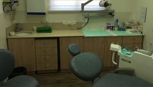 תמונה מתוך חדר טיפולי שיניים של רופא שיניים בראשון לציון ד"ר מייק ברנשטיין