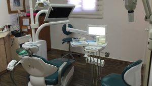 תמונה מתוך חדר טיפולי שיניים של רופא שיניים בראשון לציון ד"ר מייק ברנשטיין