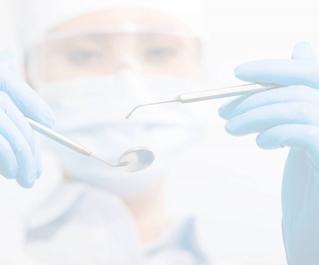 ד"ר מייק ברנשטיין עם כלים להשתלות שיניים בראשון לציון