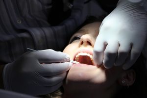 טיפול קבוע אצל רופא שיניים יענה על השאלה איך לשמור על שיניים בריאות