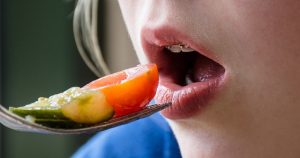 רגישות בשיניים בזמן אכילה