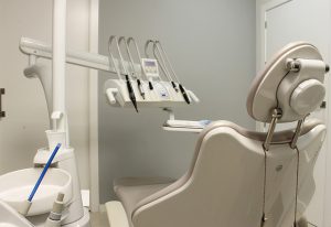 תמונה של כיסא בחדר של מרפאת השיניים דנטאור 